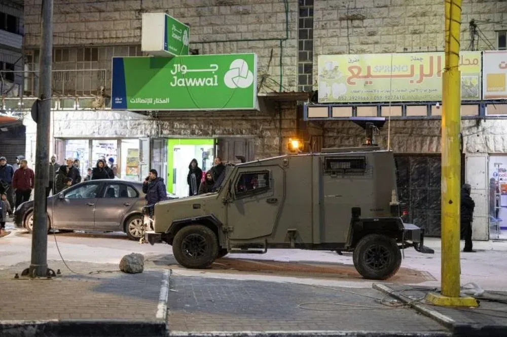 Settlers Attack Homes in Beit Ummar, Fire Live Ammunition