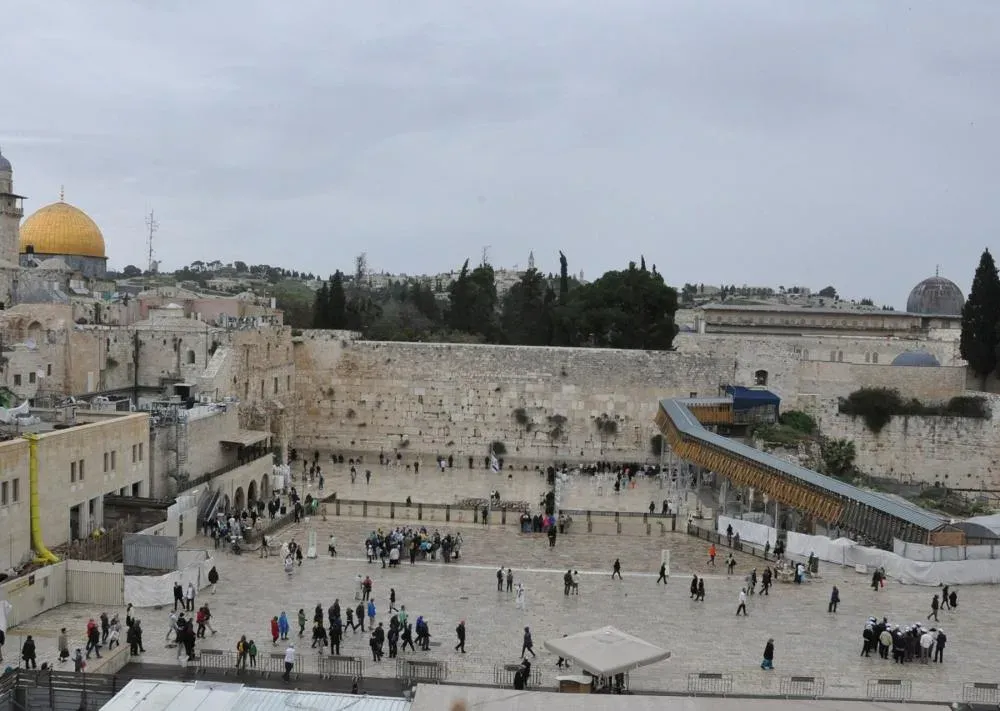 اتحاد مؤسسات القدس يدين عسكرة ساحة البراق بمراسم عسكرية
