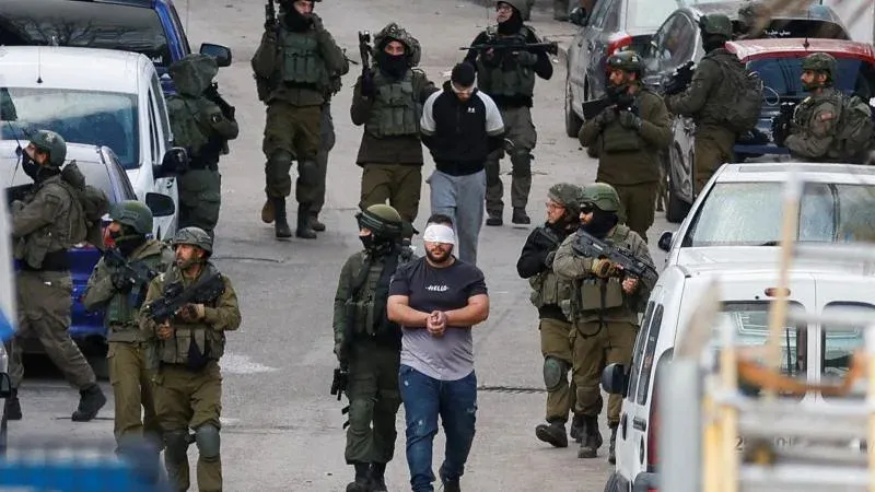حملة اعتقالات واسعة تطال نحو 50 فلسطينيًا في الضفة