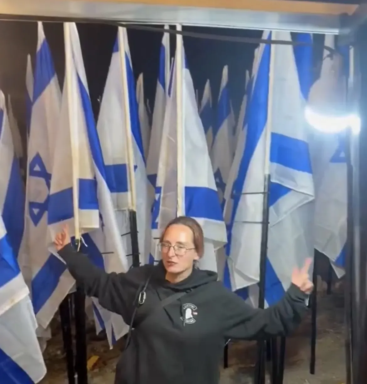مستوطنون يطوّقون متجرًا فلسطينيًا بالأعلام الإسرائيلية جنوب نابلس
