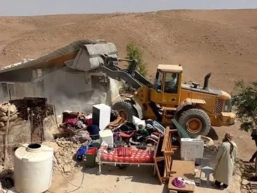 الاحتلال يصادر مركبة نقل طلبة وجرارين في مسافر يطا