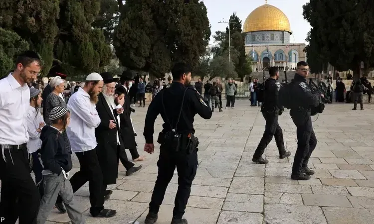 مستوطنون يقتحمون الأقصى ويؤدون طقوسًا تلمودية أمام قبة الصخرة