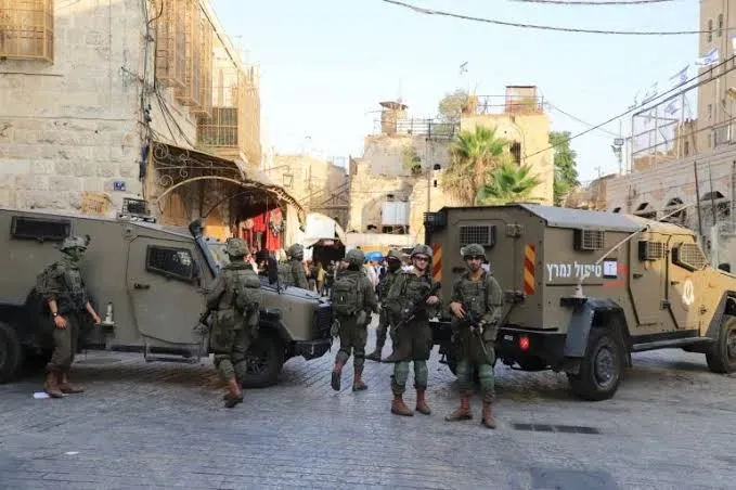 الاحتلال يعتقل 22 مواطناً في اقتحامات واسعة بالضفة والقدس