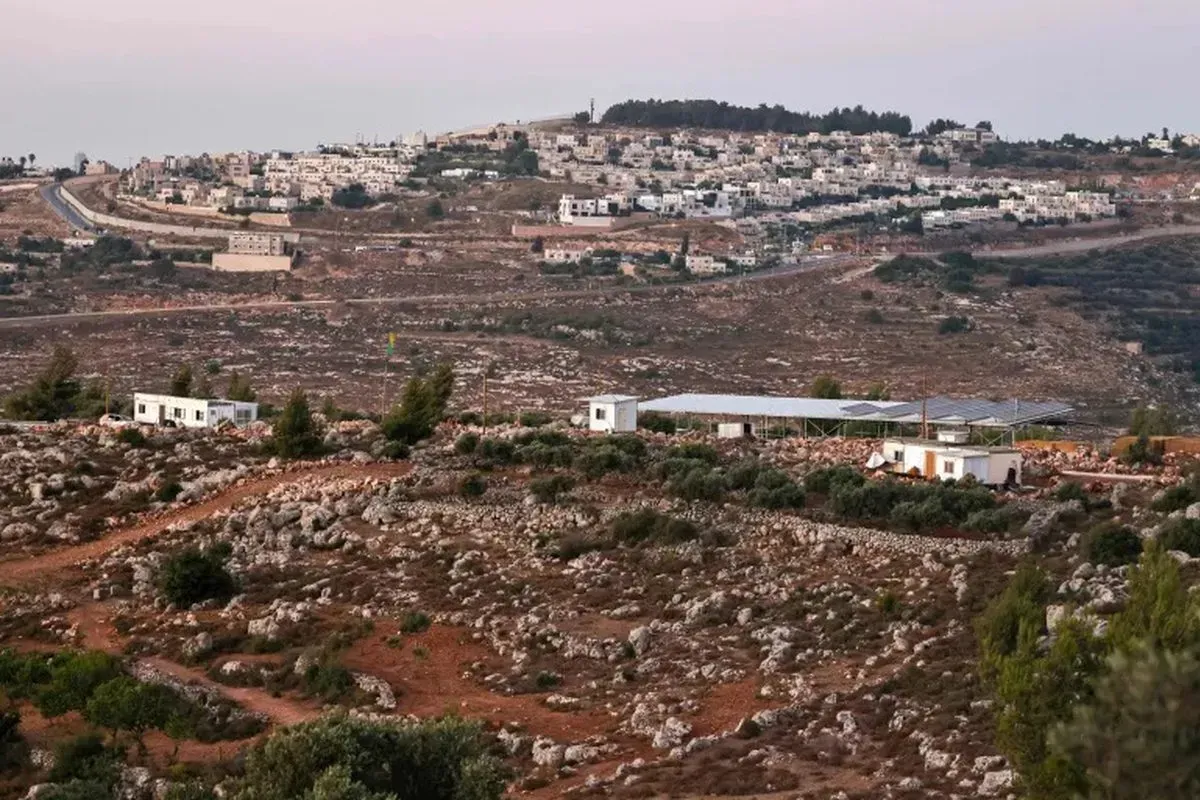 مستوطنون ينصبون خياما لإقامة بؤرة استيطانية شرق سلفيت