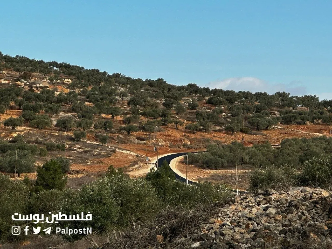 الاحتلال يشق طريقاً استيطانياً في أراضي قصرة جنوب نابلس
