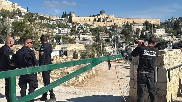 Iron gate isolates 700 Jerusalemites in Wadi al-Rababa