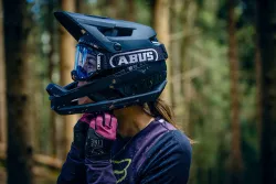 ABUS Mountainbikehelm AIRDROP MIPS 7696 2339