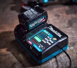 Makita DC40RA Schnelllade-Gerät 0088381556354