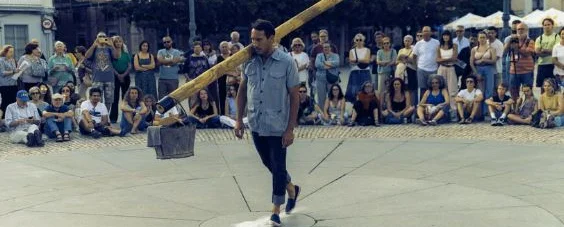 Joan Català’s captivating street performance 'Pelat'