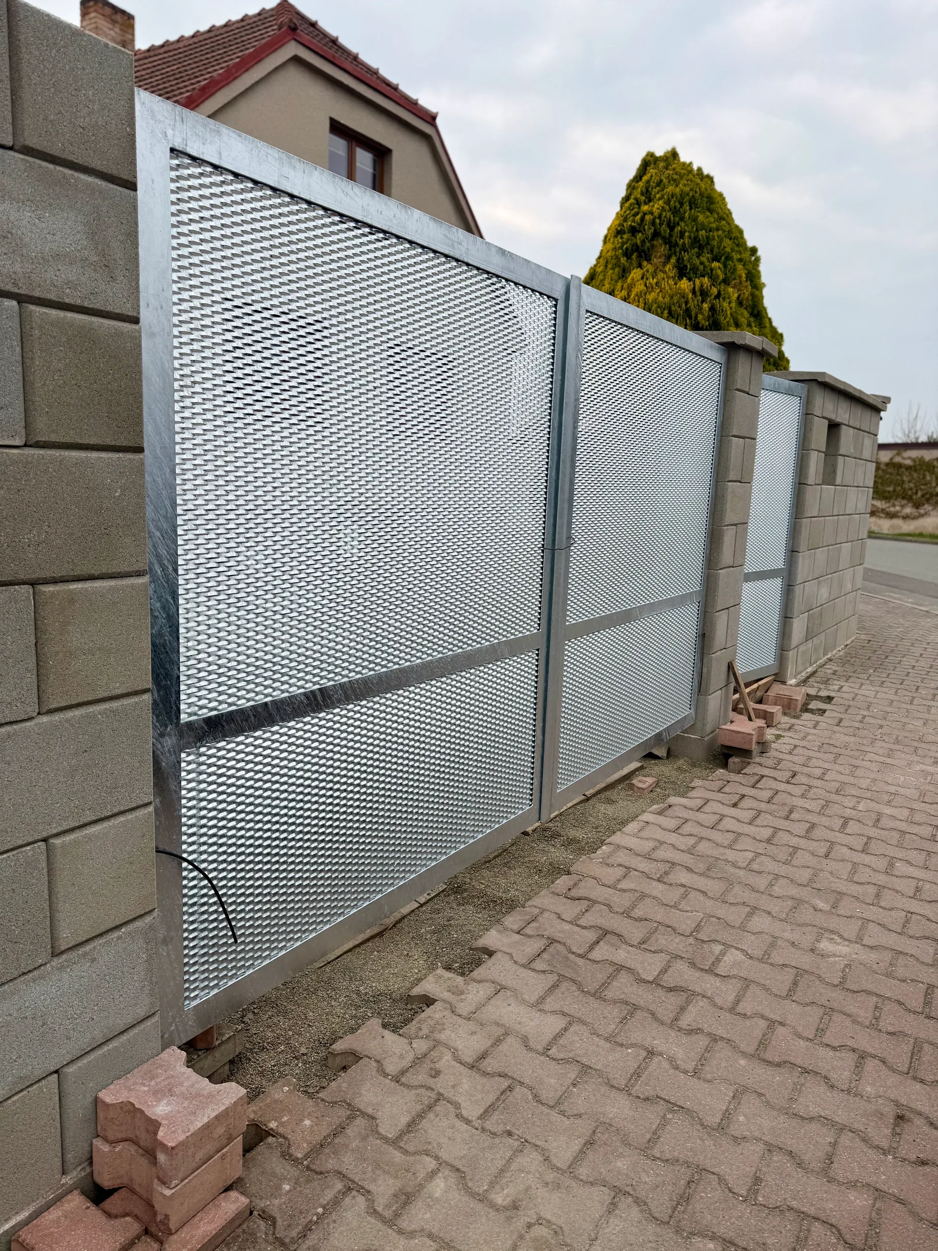 Brána, branka a detail plotu — fotografie 5