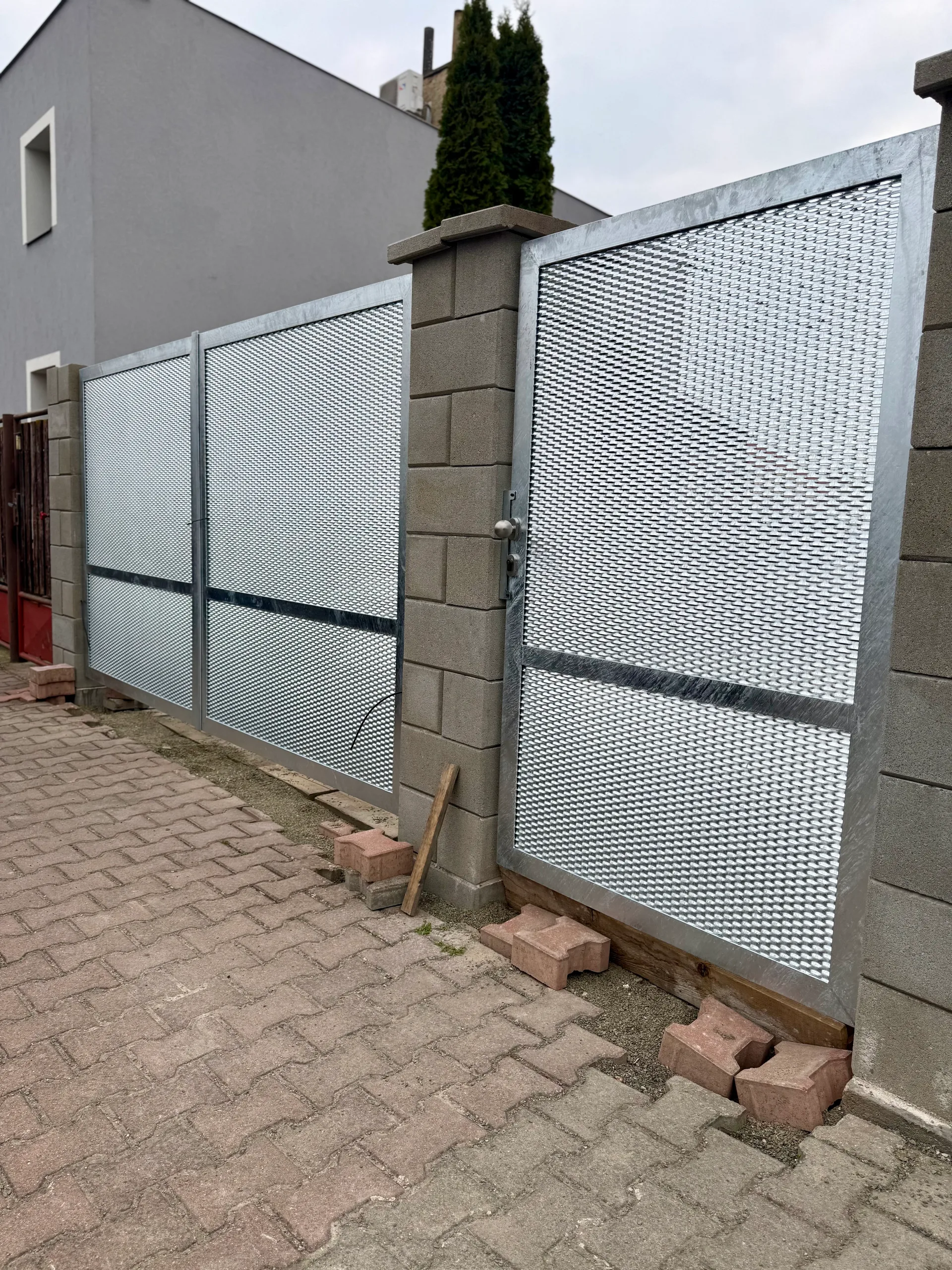 Brána, branka a detail plotu — fotografie 1