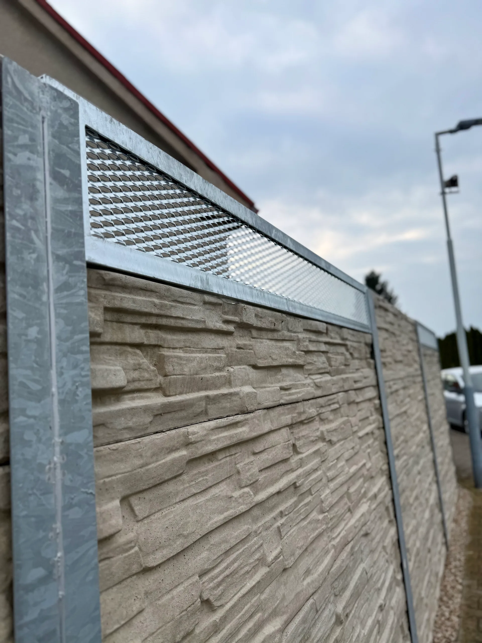Brána, branka a detail plotu — fotografie 3