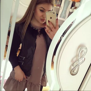 FOTO. Mașini de lux, genți de firmă și bijuterii scumpe. Cu ce se laudă fiica deputatei Ivanov pe Instagram