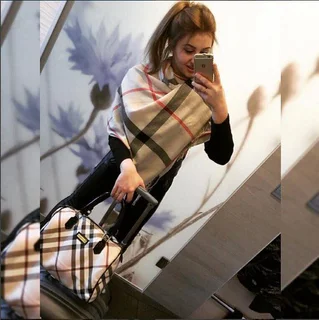 FOTO. Mașini de lux, genți de firmă și bijuterii scumpe. Cu ce se laudă fiica deputatei Ivanov pe Instagram