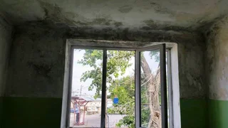 FOTO: La Spitalul Raional din Cahul domnește mucegaiul, iar asistentele medicale fac injecții fără mănuși