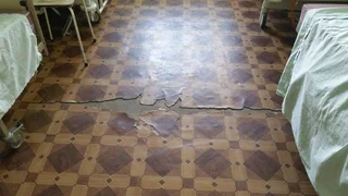 FOTO: La Spitalul Raional din Cahul domnește mucegaiul, iar asistentele medicale fac injecții fără mănuși