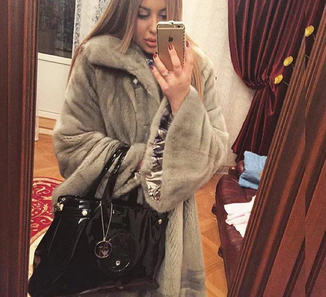FOTO. Mașini de lux, genți de firmă și bijuterii scumpe. Cu ce se laudă fiica deputatei Ivanov pe Instagram