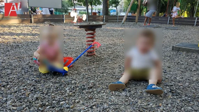 Fotografie făcută în parcul „Răzeșilor”, cartierul Poșta Veche, în vara anului 2022. De atunci, pe teren au fost instalate dale de cauciuc