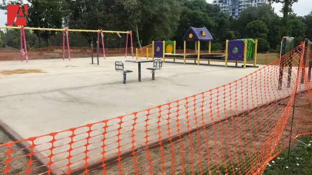 Instalarea terenului de joacă pentru copii, parcul Dendrariu
