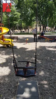 Echipament de joacă deteriorat, poză făcută înainte de renovarea terenului din parcul „Răzeșilor”, 2022.