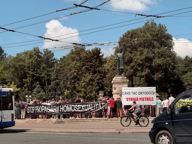 Cu icoane,  împotriva comunității LGBT+