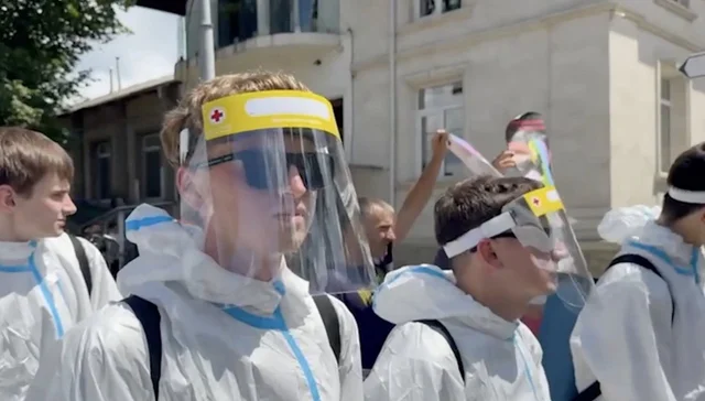 Cu icoane și „dezinfectant”, împotriva comunității LGBT+: Odată cu marșul Pride au avut loc contramanifestații