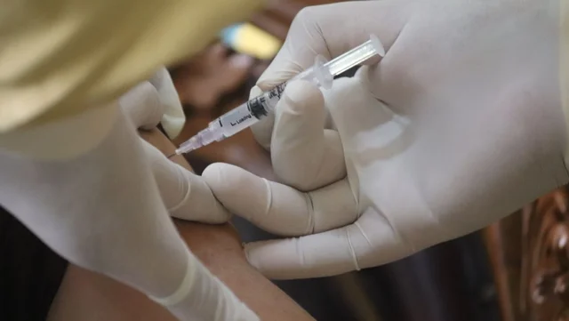 30% dintre chișinăuieni s-au vaccinat. Autoritățile atenționează despre pericolul unui nou val de infectare și îi îndeamnă pe oameni să se imunizeze