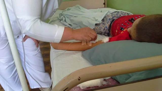 FOTO: La Spitalul Raional din Cahul domnește mucegaiul, iar asistentele medicale fac injecții fără mănuși