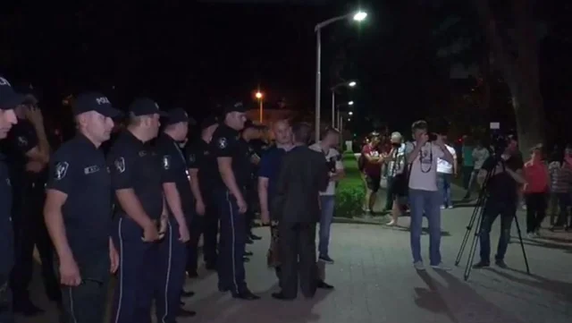 UPDATE, VIDEO. Polițiștii au format cordon de apărare la Parlament. Partidul Nostru și-a început protestul de cu seară