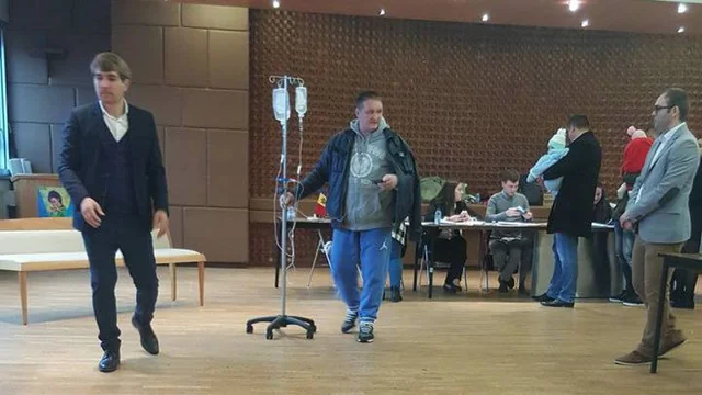 Un moldovean de la Paris a mers la vot cu perfuzia după el