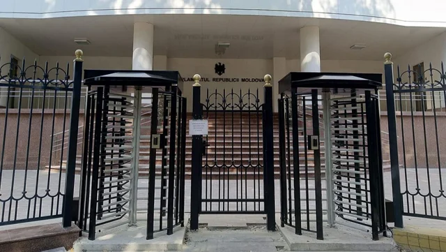 DOC. Explicația autorităților privind instalarea turnichetelor din spatele Parlamentului. Care sunt costurile și cum se va face accesul