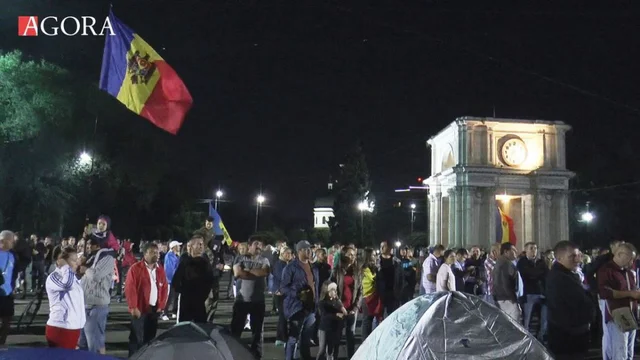 VIDEO. „Noi facem revoluție”. Câteva sute de oameni vor dormi în corturile instalate în PMAN