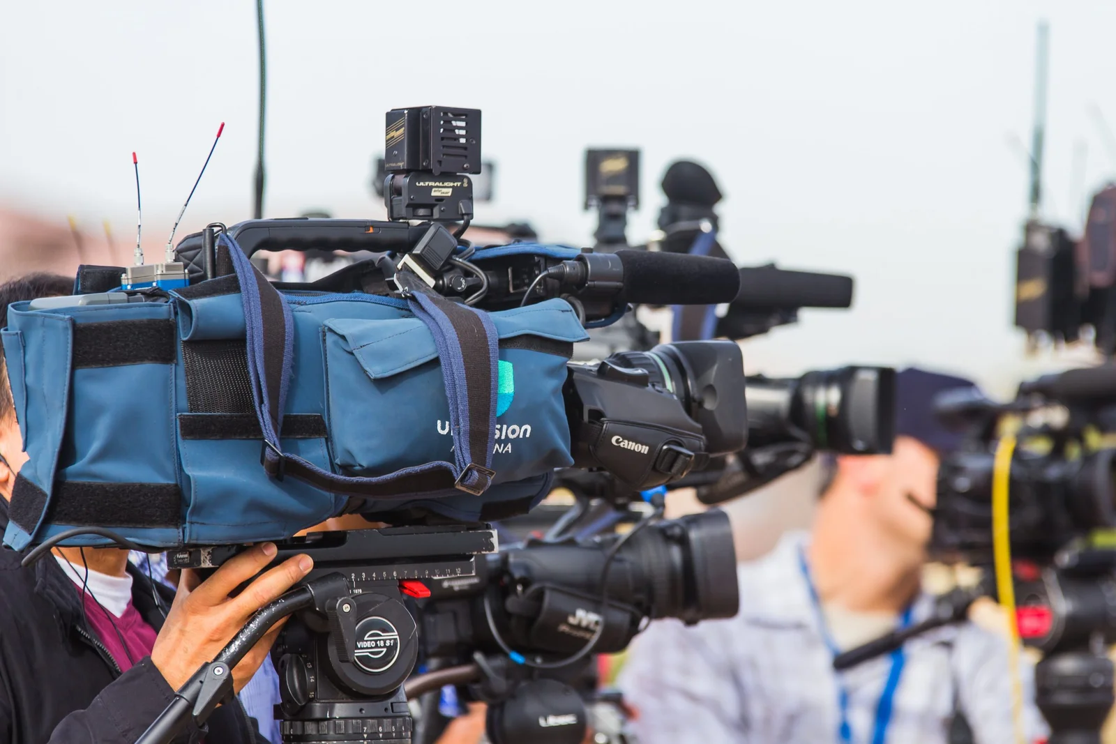 Registru privind finanțarea instituțiilor media și mai multă protecție pentru jurnaliști. Noua lege privind mass-media, votată de Parlament