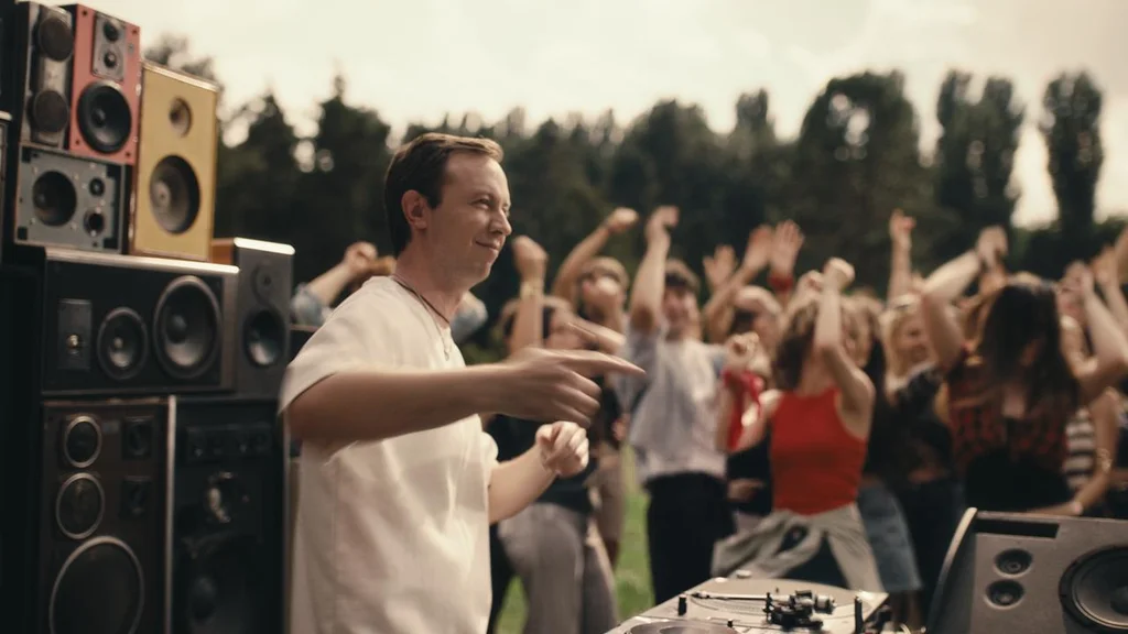 „Paparuda” revine într-o versiune nouă. Andrew Rayel și Surorile Osoianu lansează remixul piesei care a crescut generații întregi