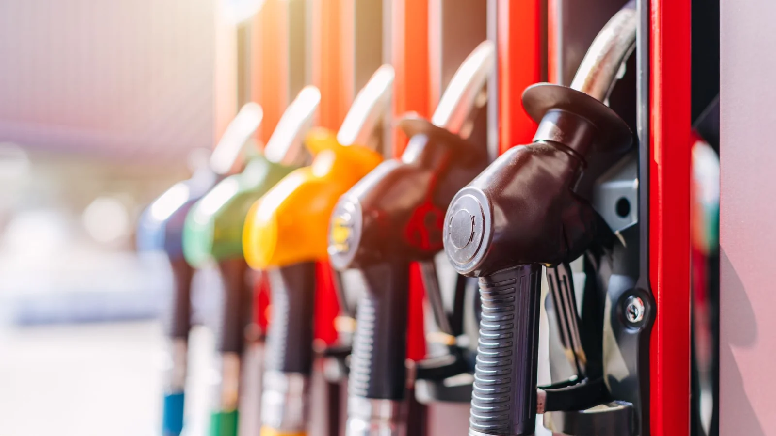 Numărul stațiilor fără carburanți, în scădere. Peste 7.000 de tone de motorină și benzină, importate în ultimele zile