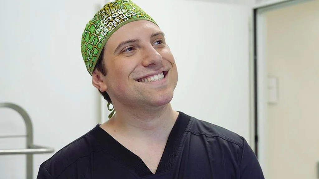 Cu zeci de plângeri penale în Italia și fără studii în chirurgia plastică. Mărturii despre medicul care ar fi prejudiciat mai multe femei în România