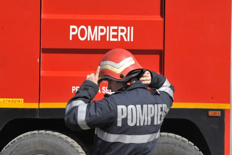 Incendiu de vegetație pe o suprafață extinsă în orașul Codru. Cinci echipaje de pompieri intervin