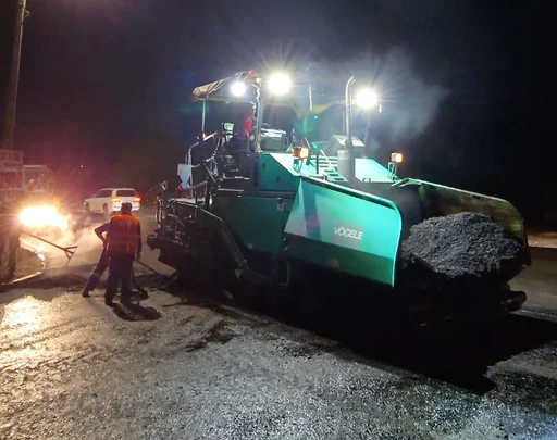 Șoseaua Muncești, asfaltată pe tronsonul dintre Arca Moldovei și Băcioii Noi. Urmează marcajul rutier