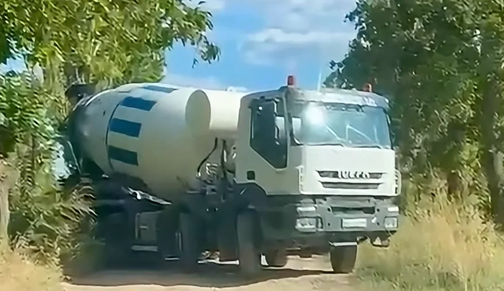 Un șofer, surprins deversând beton pe un teren agricol din Leova. Primarul cere sancționarea vinovaților