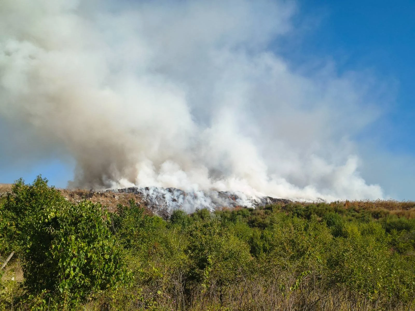 Incendiu la gunoiștea din Orhei. Salvatorii și pompierii întreprind în continuare acțiuni de stingere a flăcărilor