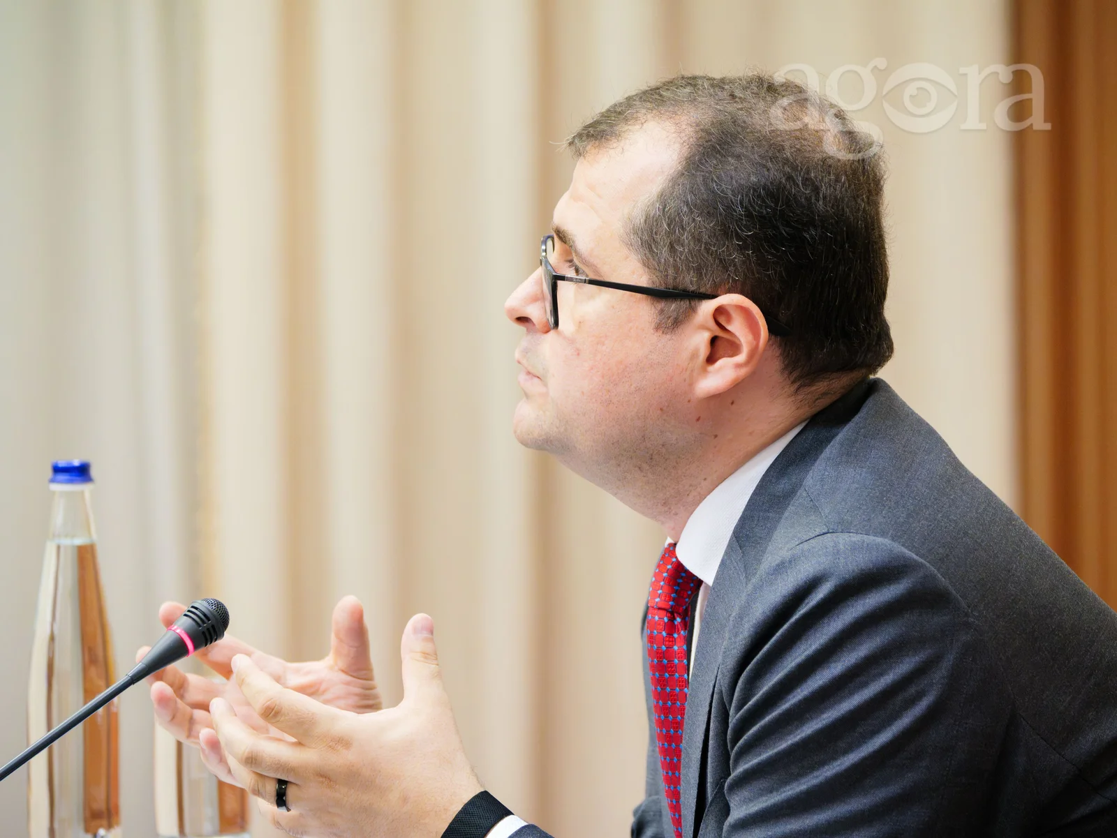 Accesul preotului, lift sau generator. Premierul, uimit de criteriile pe care trebuie să le îndeplinească clinicile stomatologice pentru autorizare
