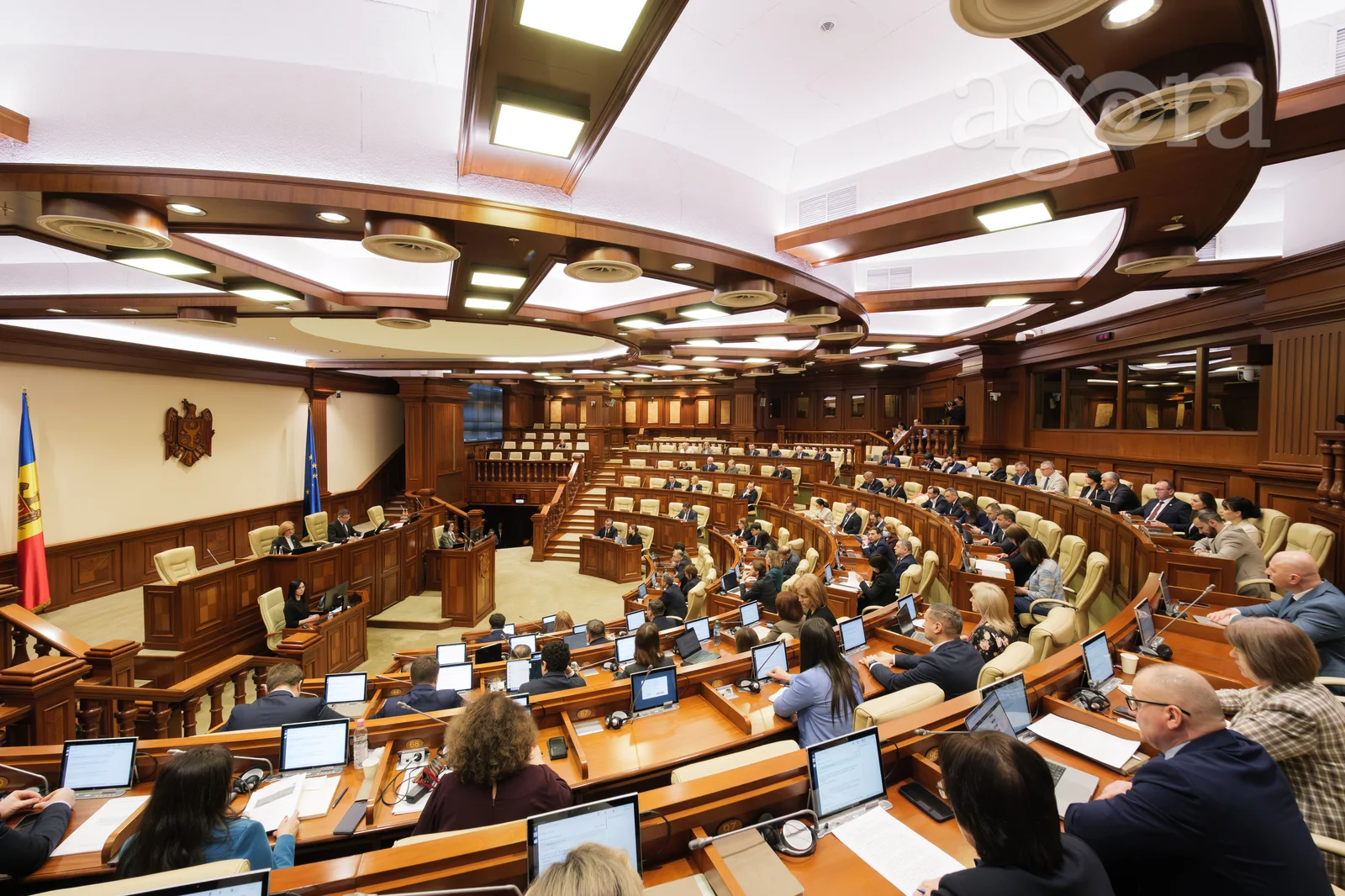 „Control și cenzură” vs „protejarea spațiului informațional”: Modificarea Codului audiovizualului, dezbătută în Parlament