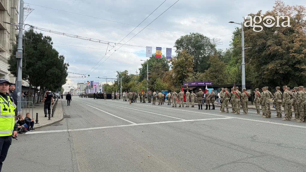 Parada militară de Ziua Independenței: Peste 2.000 de militari și reprezentanți ai instituțiilor de forță au defilat în centrul Chișinăului
