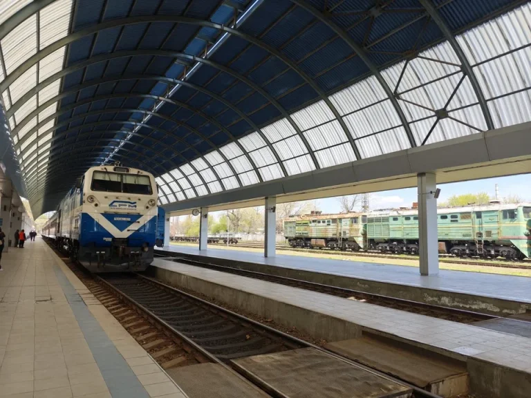 Trenul până la Revaca, apoi autocar gratuit până la Aeroport. Proiect pilot timp de o lună