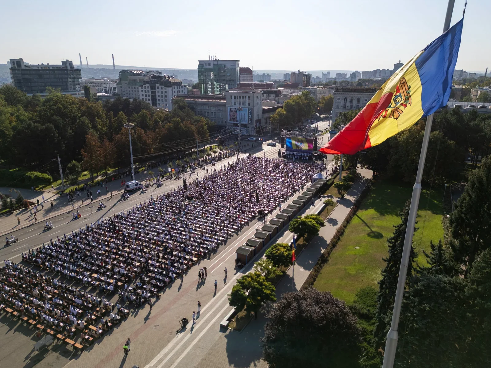 Aproape 3.500 de persoane au participat de Ziua Limbii Române la Marea Dictare Națională