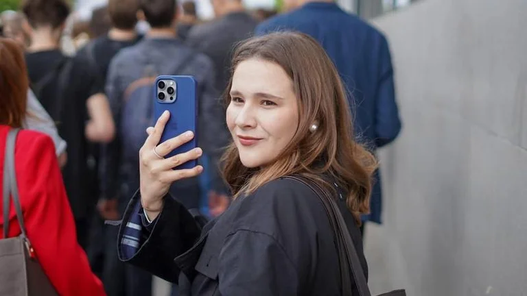 Dubii de favoritism în cazul unei vicepreședinte PAS Youth: O tânără a obținut contracte în lanț la ministere, deși încă nu avea studii superioare