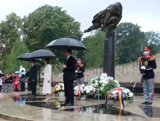 Conducerea țării a depus flori la monumentul „Maica Îndurerată” de la Complexul Memorial „Eternitate” (VIDEO)