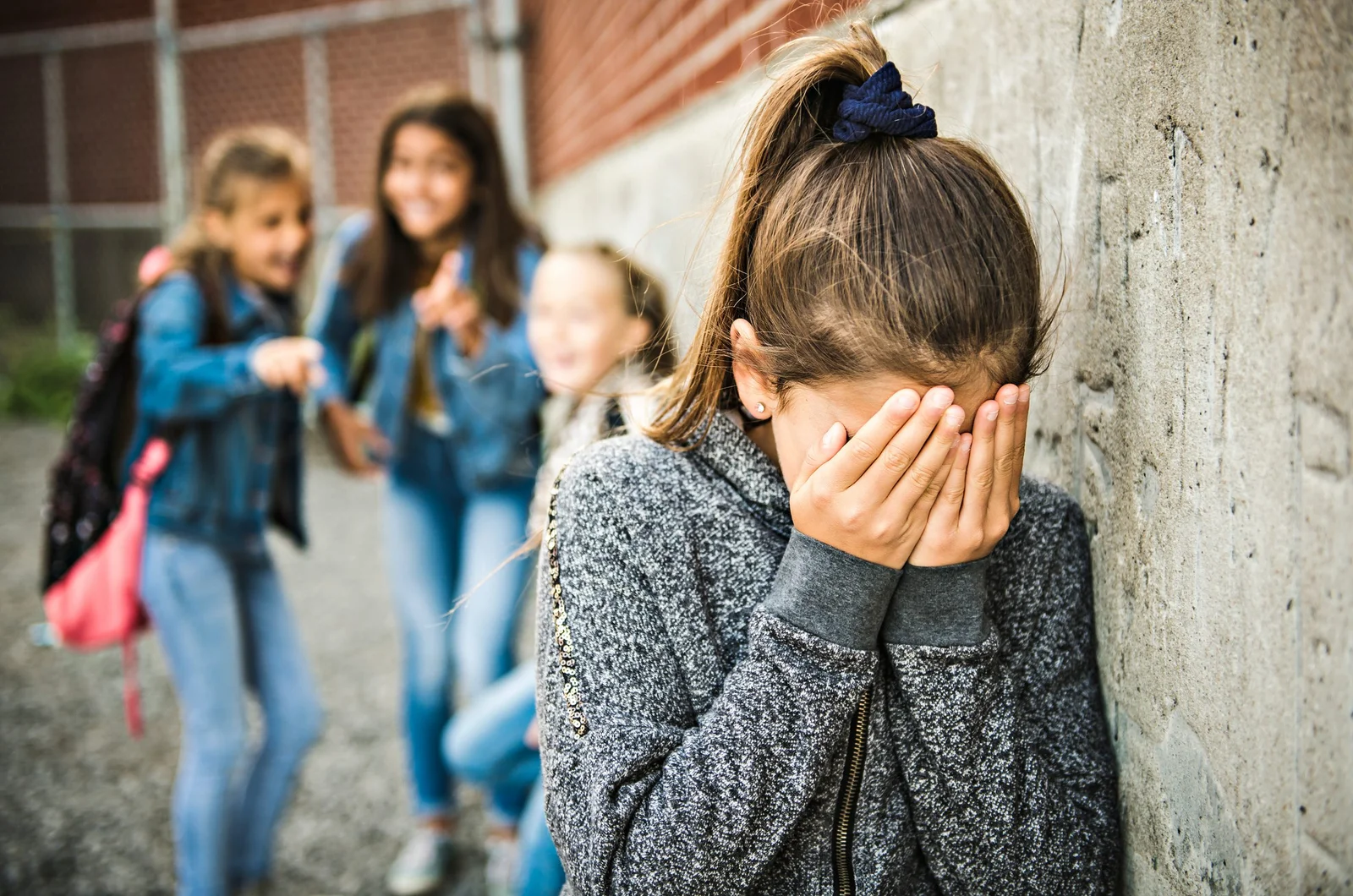 Peste 50 de abateri etice, examinate de MEC. Violența și colectările de bani, principalele probleme
