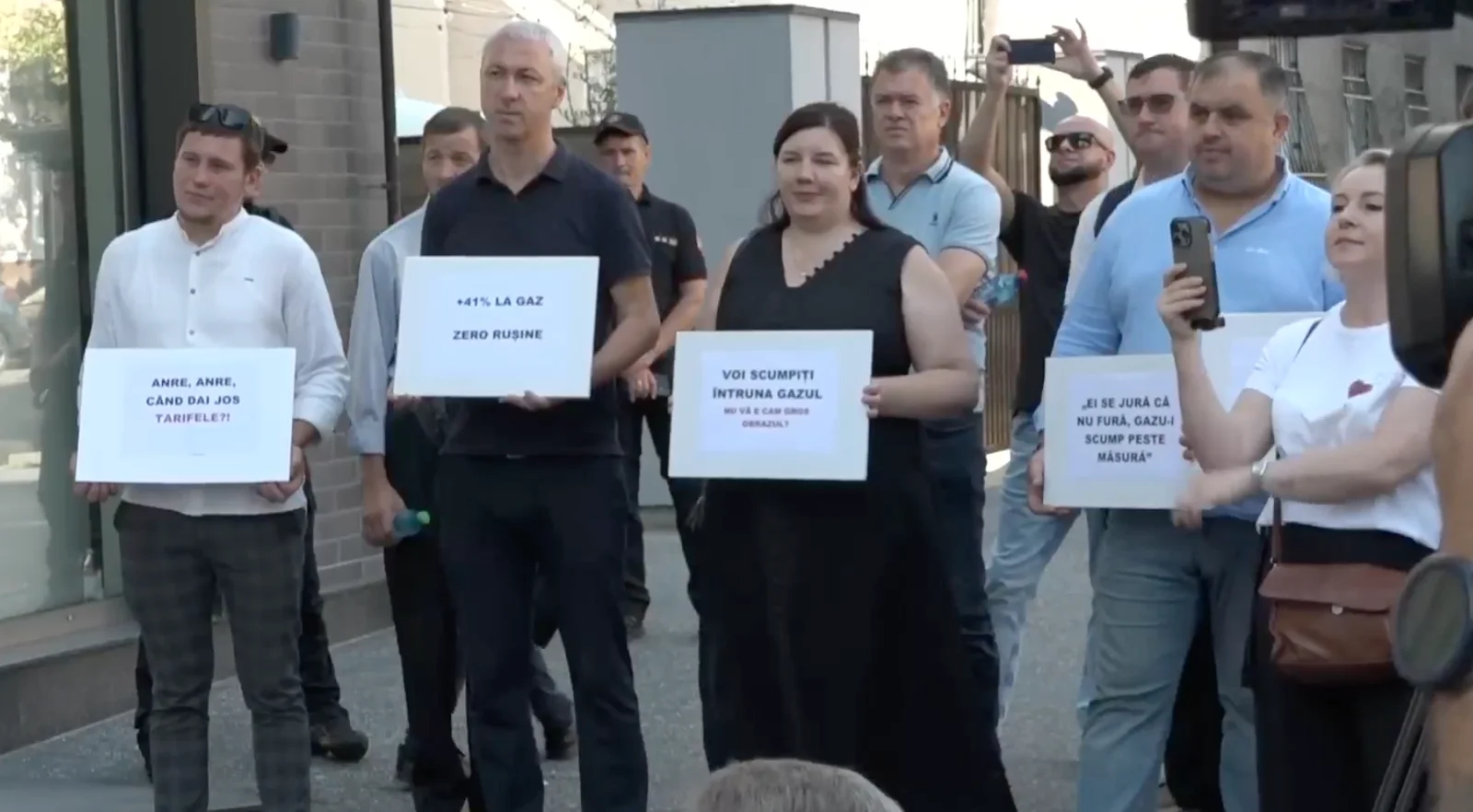 „Vrem să știm pe ce plătim”. Protest în fața ANRE, în timpul examinării cererii privind majorarea tarifului la gaz (UPDATE)