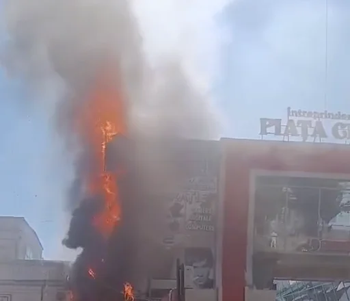 O clădire de la intrarea în Piața Centrală din capitală, cuprinsă de flăcări (UPDATE)